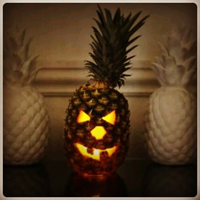 Zapomeňte na dýně. Letošním hitem Halloweena jsou strašáci z ananasů!