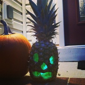 Zapomeňte na dýně. Letošním hitem Halloweena jsou strašáci z ananasů!