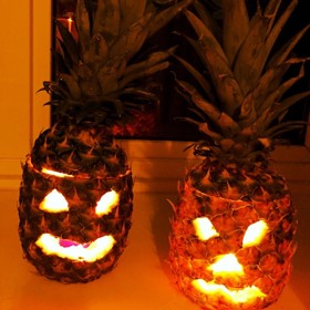 Zapomeňte na dýně. Letošním hitem Halloweena jsou strašáci z ananasů!