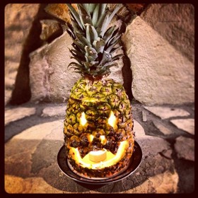 Zapomeňte na dýně. Letošním hitem Halloweena jsou strašáci z ananasů!