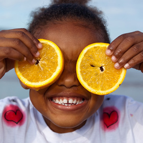 Prsty lepí a tričko skončí kropenaté – to je důvod, proč se vyhýbáme konzumaci šťavnatého pomeranče na veřejnosti.