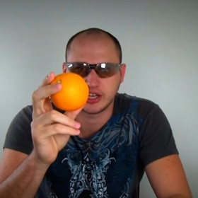 Naštěstí existují youtubeři jako CrazyRussianHacker, aby nám ukázali, jak načít pomeranč bez oranžové spršky.