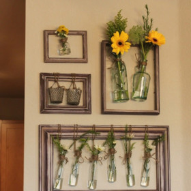 Zarámované květiny – kromě rámů budete potřebovat už jen několik váziček, čerstvé řezané květiny a motouz.