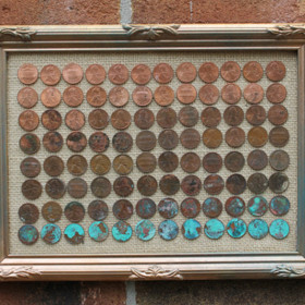 Zarámované mince – perfektní způsob, jak vystavit svou numismatickou sbírku. Pokud žádnou nemáte, můžete použít jakékoliv libovolné mince.