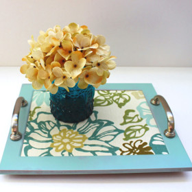 Podtácek – ze starých obrazových rámů lze vytvořit i elegantní podtácky. Natřete rámy svou oblíbenou barvou, přidejte pěknou látku a kovové úchyty a je hotovo!