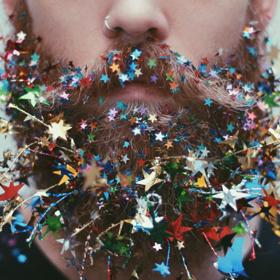 Majitelé plnovousů pozor! Je nejvyšší čas ustrojit vaši chloubu do vánočního kabátu.