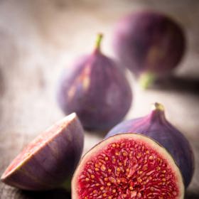 1. Přidejte do smoothie fíky. Stačí dva až tři a můžete se pomalu připravovat na svou pravidelnou dávku neřesti. Toto boubelaté ovoce obsahuje amino kyseliny, které se podílejí na produkci oxidu dusnatého. Cévy se začnou rozšiřovat a do pohlavních orgánů bude proudit víc krve. „Způsobuje to erekci penisu a klitorální erekci, zvlhčení vaginy a dalších částí pohlavní kaskády, od touhy po orgasmus,“ řekla Meryl Rosofsky, profesorka Food Studies na Newyorské univerzitě.