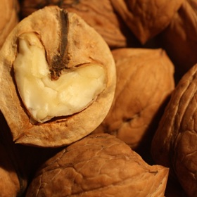 4. Zobejte k filmu vlašské ořechy. Nechat popcorn popcornem a nahradit ho lahodnými vlašskými ořechy se vyplatí. Jednoduše proto, že jsou afrodiziakální. To díky štědrému počtu omega-3 mastných kyselin, které jsou dobré na srdce. A zdravé srdce, čilý sex. Jistě se nebudete zlobit ani za jejich antidepresivní účinky. S dobrou náladou bude v posteli všechno klapat tak, jak má.