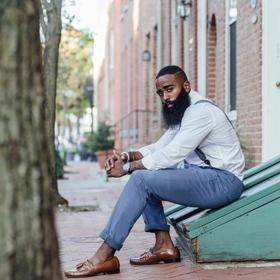 Pokud zvolíte outfit propracovaný do nejmenšího detailu, postačí jako doplněk nijak ozvláštněný porost. Nezapomeňte jej ale učesat a zkrotit voskem či lakem!