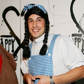 2. Herec Jason Biggs coby Dorotka Galeová z pohádky Čaroděj ze země Oz (2005).