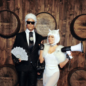 4. Ne, to opravdu není módní návrhář Karl Lagerfeld převlečený za Karla Lagerfelda. Ale herec Josh Duhamel a jeho žena, zpěvačka Fergie, vydávající se za návrhářovu kočku Choupette (2015).