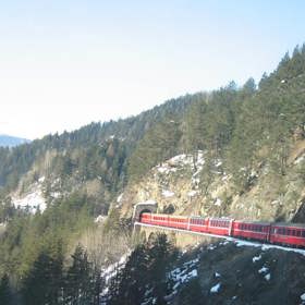 2. Jízda Glacier Expressem přes švýcarské Alpy. Okouzlující vesničky, hrady a samozřejmě spousta sněhem pokrytých horských vrcholků, včetně legendárního Matternhornu. Co víc si přát? Cena: 4 500 korun, délka trvání: 8 hodin.