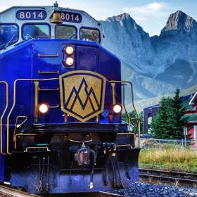 3. Chcete se projet vlakem Kanadou? Společnost Rocky Mountaineer to zařídí. A vybrat si můžete rovnou z pěti tras – z Vancouveru do Whistleru nebo tu z Banffu do Jasperu. Čekají vás dechberoucí výhledy na severskou přírodu. Cena: 50 000k korun, délka trvání: dva dny.