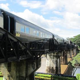 5. Jízda Eastern and Oriental Expressem (z Bangkoku do Singapuru). Tolik kontrastů žádná jiná z uvedených jízd nenabídne. Tato vlaková souprava rozráží rušná města i meditativní přírodu. Tou se můžete kochat s koktejlem v ruce na venkovní vyhlídkové plošině. Mimo jiné vás čeká i plavba pod nechvalně proslulým mostem přes řeku Kwai. Cena: 100 000 korun, délka trvání: 4 dny.