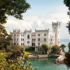 Hrad Miramare (Itálie) – kombinace gotické, středověké a renesanční architektury.