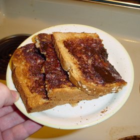 1. Austrálie – australská snídaně by nebyla úplná bez tzv. vegemite, hnědé pomazánky vyrobené ze zbylých pivovarských kvasnic. Tu si protinožci s oblibou mažou na opečený toastový chléb.