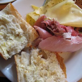 2. Brazílie – snídaně chudých? Ani omylem. Brazilci si v rozpálených dnech dopřávají studenou, poctivou snídani v podobě chleba se sýrem a šunkou. Nemůže chybět šálek vyhlášené brazilské kávy.