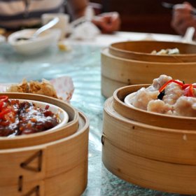 3. Čína – Číňané každé ráno hodují způsobem „dim sum“. Obnáší to rozdělení pokrmů do malých misek a košíků. Aby bylo od každého něco.