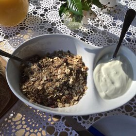 4. Švýcarsko – zdravé Birchermüesli, tedy ovesné vločky, semínka, sušené nebo čerstvé ovoce s jogurtem, nechybí na žádném snídaňovém stolu.