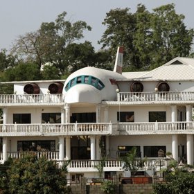 2. Autoři tohoto domu (který naleznete v nigerijské metropoli Abuja) milují cestování.