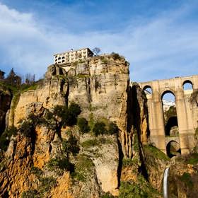 1. Ronda (Španělsko). Projděte se po kamenném mostě Puente Neuvo, který spojuje jižní část města, ovlivněnou maorskou kulturou, a severní, pojatou v klasickém španělském stylu 18. století.