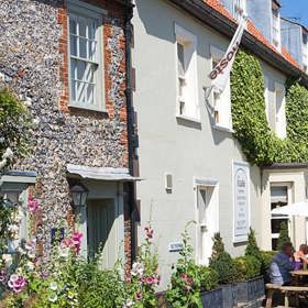 3. Burnham Market (Velká Británie). Rodinná starožitnictví, specializované obchody s potravinami, malé butiky, stoleté hospody.... zkrátka ztělesnění šarmu Anglie.