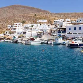 4. Folegandros (Řecko). Tento ostrůvek je zatím prakticky nedotčený cestovním ruchem. Místo hotelů a kasin tu proto najdete zátoky plné rybářských lodí nebo oslí stezky.