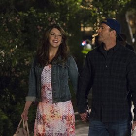 1. Lorelai a Luke do toho pořád nepraštili. Kdo ví proč. Možná za to může Lorelaina domýšlivost, možná Lukova nedostatečná empatie.