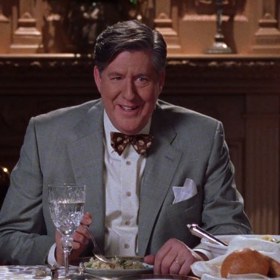 3. Když už jsme u prarodičů, nové epizody se musí obejít bez Roryina dědečka, který zemře (předloni odešel jeho představitel Edward Herrmann). Jeho smrt výrazně poznamená životy Rory, Lorelai i jeho ženy Emily.