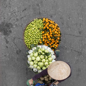 Holanďanka fotí pouliční prodavače v Hanoji. Nádherné snímky ale mají svou temnou tvář