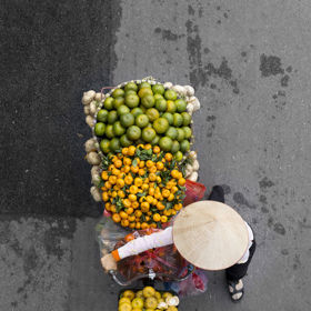 Holanďanka fotí pouliční prodavače v Hanoji. Nádherné snímky ale mají svou temnou tvář
