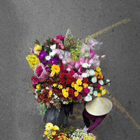 Holanďanka fotí pouliční prodavače v Hanoji. Nádherné snímky ale mají svou temnou tvář