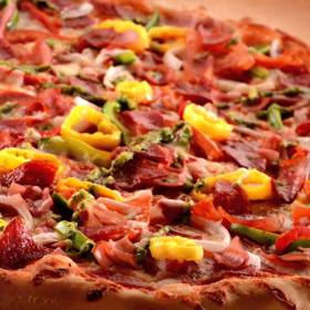 Výzkum však ukázal, že lidé, kteří si jednou týdně mohou dopřát své oblíbené jídlo (třeba pizzu) jsou šťastnější a motivovanější.