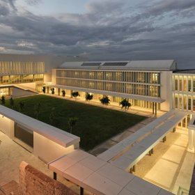 3. TAC SEV New Campus (Tarsus, Turecko). Při západu slunce vyzařuje teplé oranžové světlo.