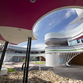 4. Penleigh and Essendon Grammar School (Niddrie, Austrálie). Velmi barevný a hravý design.