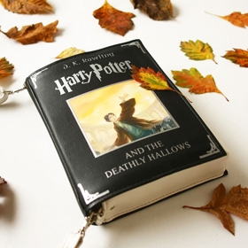 Všichni knihomolové by právě teď měli začít psát dopis Ježíškovi. Společnost krukrustudio totiž začala vyrábět úchvatné brašny a kabelky na motivy oblíbených knih.