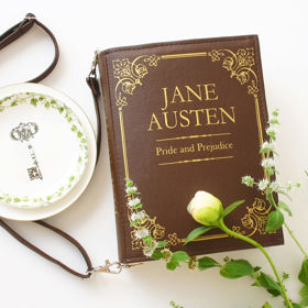 „Ale jen do té doby, než jsme vyrobili knižní tašku Pýcha a předsudek od Jane Austen.“