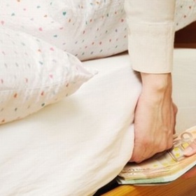 2. Pod matrace (či do nich). Jde o první místo, kam se každý zloděj podívá.