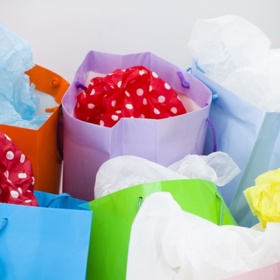 3. Do nákupních tašek. Ty se často kradou, i když zloději vůbec nepředpokládají, že v nich jsou nějaké peníze. A pak mají pádný důvod k oslavě.