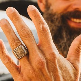 „Možná byl prodán za vstupní poplatek nebo se prostě ztratil. Mrzí mě, že jsem nikdy nedohledal podrobnosti a nenechal vyrobit nový, než otec zemřel. Byl by rád. Líbilo by se mi to,“ řekl Stefan před lety Sonje.