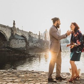 A protože je Sonja žena činu, rozhodla se, že nechá prsten vyrobit ona. Vrhla se do pařížských archivů i La Fondation Dumas, aby našla jakékoliv zmínky o ztraceném prstenu.