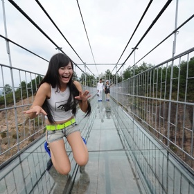 Haohan Quio („Most statečných mužů“) je prvním skleněným mostem v Číně. Budí takový respekt, že na něm turisté padají na kolena.