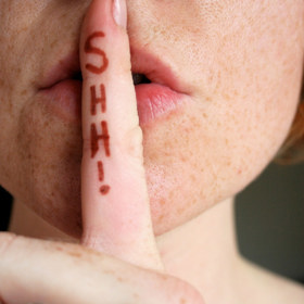 1. Mlčet jako hrob. Když vás naštve, nechcete ho ani vidět, natožpak s ním mluvit. To je pochopitelné. Ovšem zatvrzené mlčení/uražení nedělá dobrotu do budoucna. Partner to může brát jako trest – že vás jeho pocity nezajímají. V budoucnu by tak mohl mít potíž své pocity ventilovat. Řešení? Vyslovit nahlas, ať vám dá hodinu, den, aby z vás nemluvily emoce.