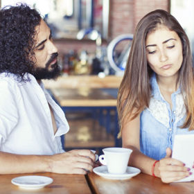 4. Svalovat vinu na něco, co za vaši popuzenost nemůže. „Promiň, zlato, v práci toho dneska po mně chtěli moc.“ Poznáváte se? Nebylo by to nic překvapivého. Náhradní argumenty si hledáme často. Nic ale nespraví. Nehledejte důvody, kde nejsou. Buďte upřímní.