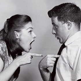 6. Prudit. Mezi námi se bezesporu vyskytují lidé od přírody provokativní. „Náprava“ může trvat dlouho, potlačení chuti si rýpnout půjde ztěžka, vycházet s ním ale chcete, nebo ne? Zkuste na sobě zapracovat. „Nadávky ho jen vytočí tak, že je promění v urážky mířené proti vám,“ říká Rachel A. Sussman, psychoterapeutka a odbornice na vztahy.