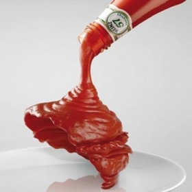 ... a kečup pohodlně vyteče, aniž byste po hodování museli uklízet!