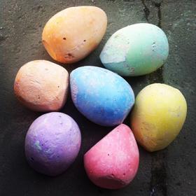 2. Barevné křídy. Na jednu křídu smíchejte lžíci najemno nadrcených skořápek, lžičku horké vody, lžičku mouky a potravinářské barvivo. Směs vyklopte na papírovou utěrku a srolujte hmotu do tvaru křídy. Nechte schnout tři dny a utěrku oloupejte. Pozor, klasickou tabuli mohou poškrábat, takže je raději používejte jen venku.