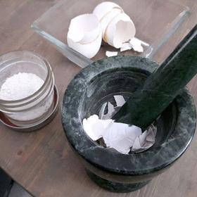 3. Čistící prostředek. S najemno nadrcenými skořápkami vydrhnete umyvadlo, vanu i obkladačky. Nikdy s ním však nečistěte sklo.