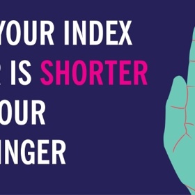 A. Ukazovák je kratší než prsteníček (majitelé takových prstů byli během prenatálního vývoje častěji vystavováni mužskému hormonu testosteronu).