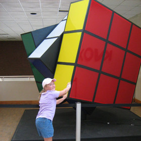 2. Umíte složit Rubikovu kostku. A celkově vynikáte v dovednostech souvisejících s prostorovou představivostí. Ve svém experimentu to dokázal Carl Pintzka, výzkumník z NTNU. Účastnice podrobil testu orientace v 3D prostoru. Ještě předtím jim ale nabídl pár kapek testosteronu nebo placeba. Vzhledem k tomu, že lépe uspěly právě tyto ženy, lze předpokládat podobné schopnosti u žen, na něž v děloze intenzivně působil testosteron.